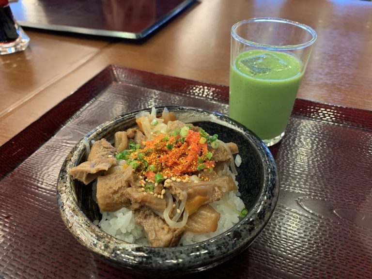 馬すじ丼とグリーンスムージーです。