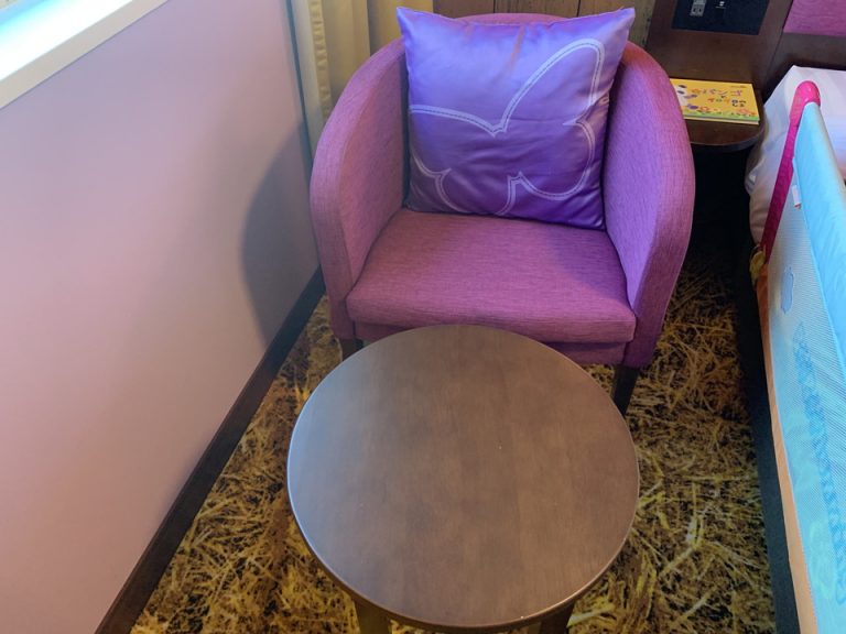 窓際にサイドテーブルもあります