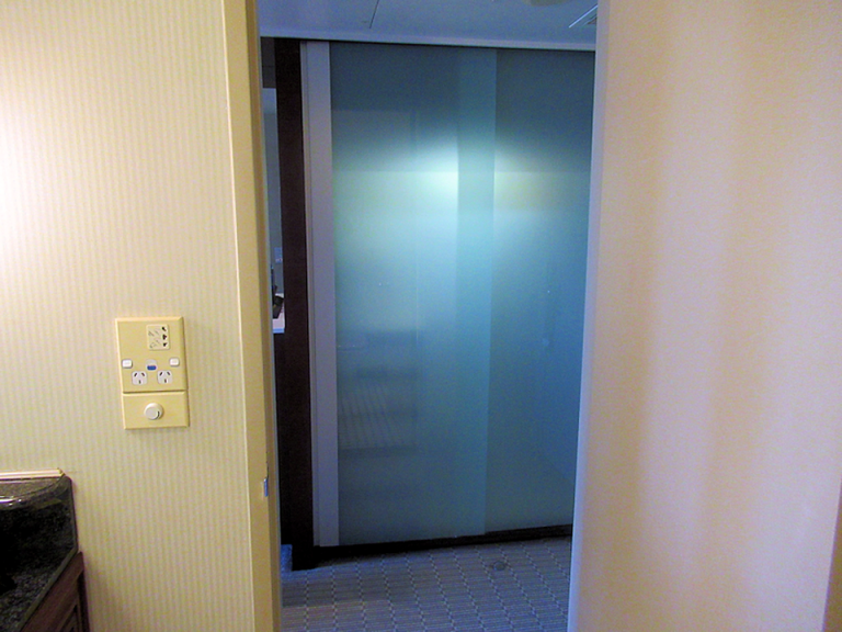 バスルームからドア入り口