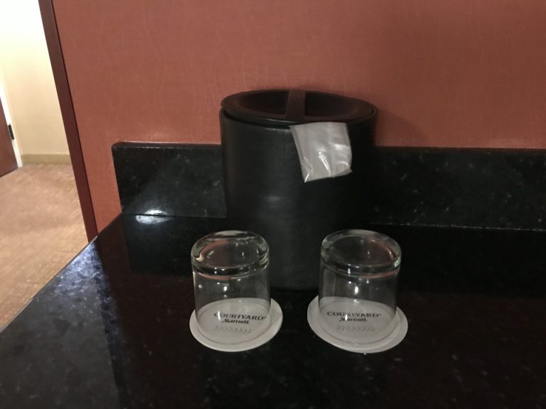 アイスボックスにグラス