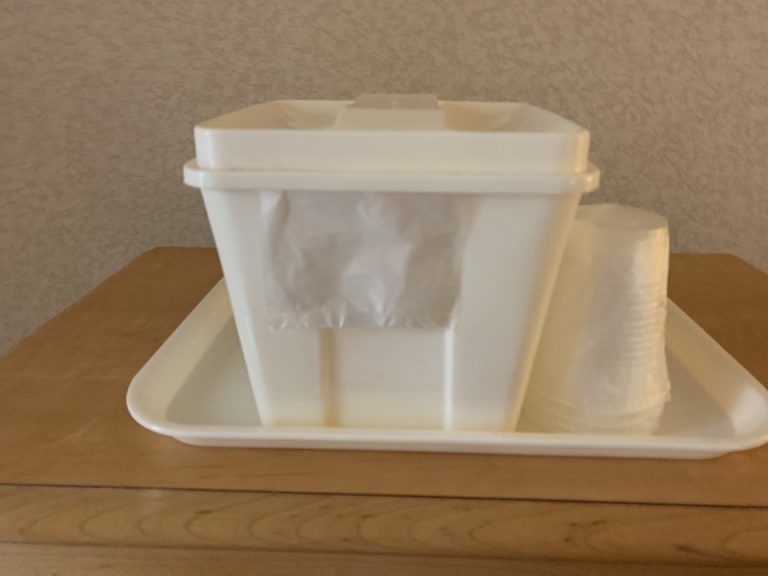 プラスチックコップと氷入れ