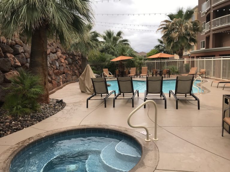 寒くて外のプールはだれもいません