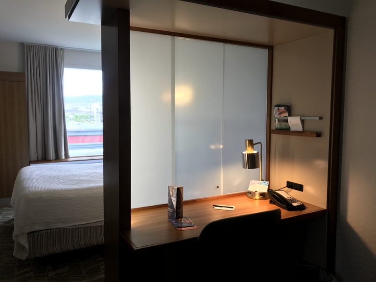 デスクはガラス扉で仕切れます