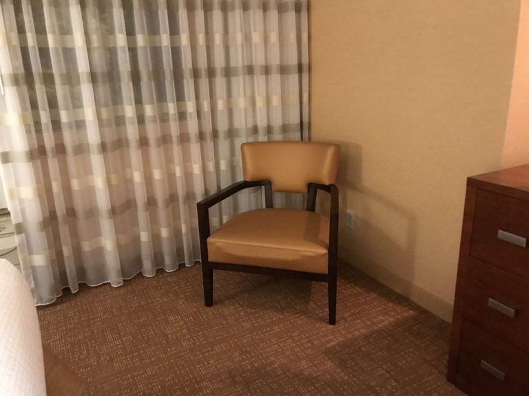 ベッドルーム椅子