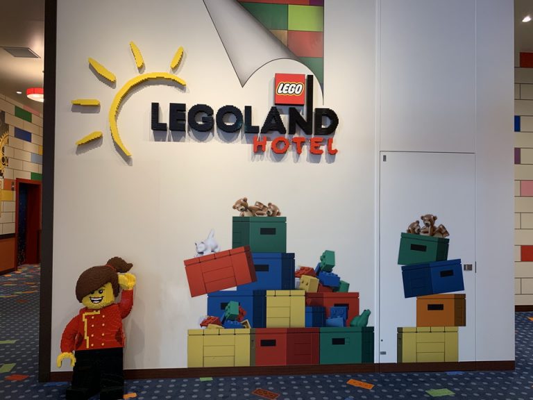 壁や床もレゴ一色です