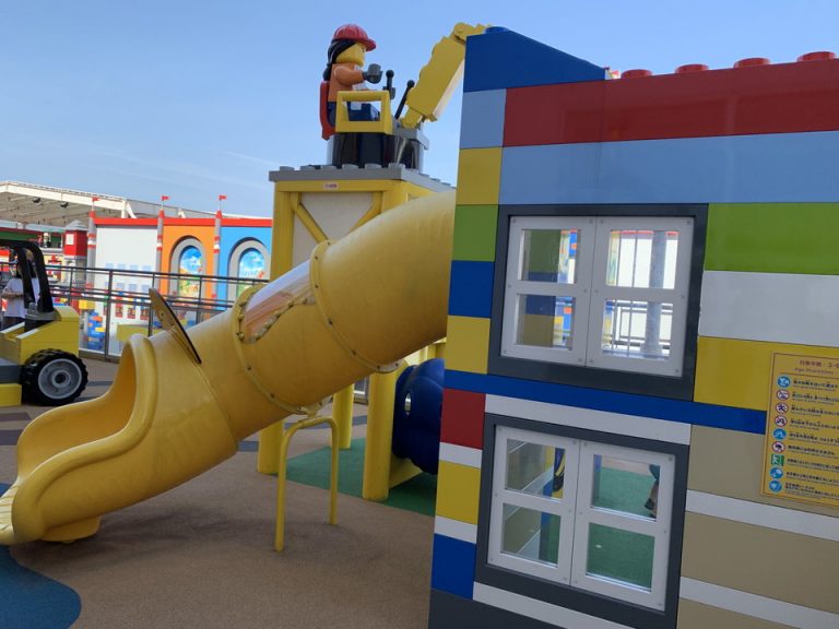 テラス席には遊び場もあります