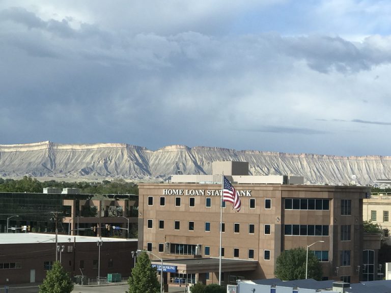 部屋から見えるコロラドナショナルモニュメント