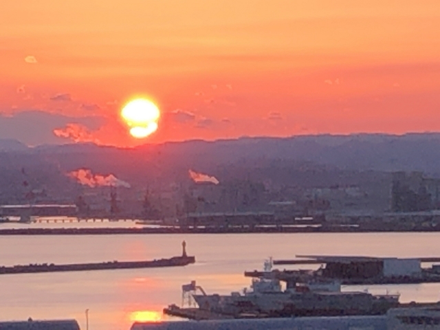 釧路市生涯学習センター「まなぼっと弊舞」10階展望台から見た夕日(世界三大夕日)