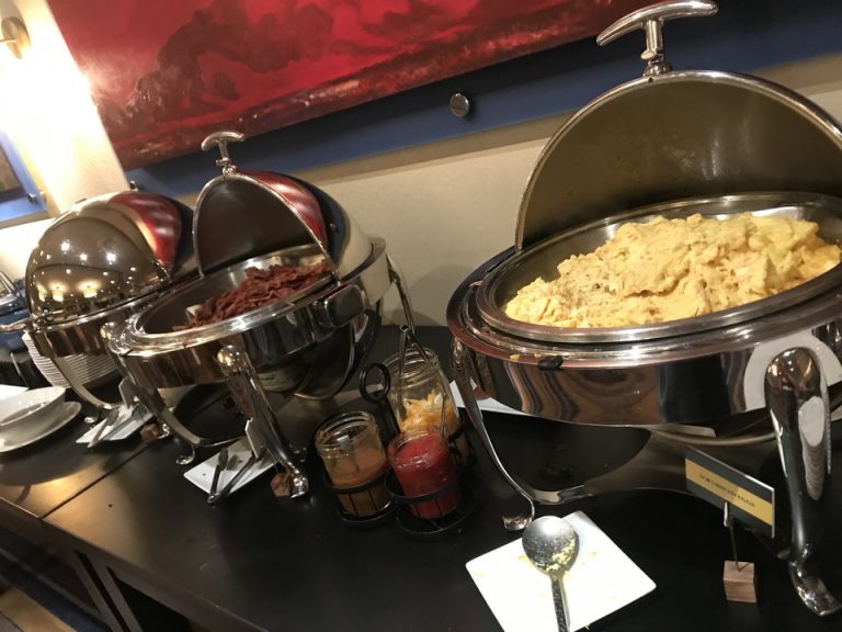 ホットミールは日替わりでクオリティは高いです