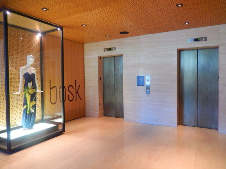 エレベーター階フロント(1)