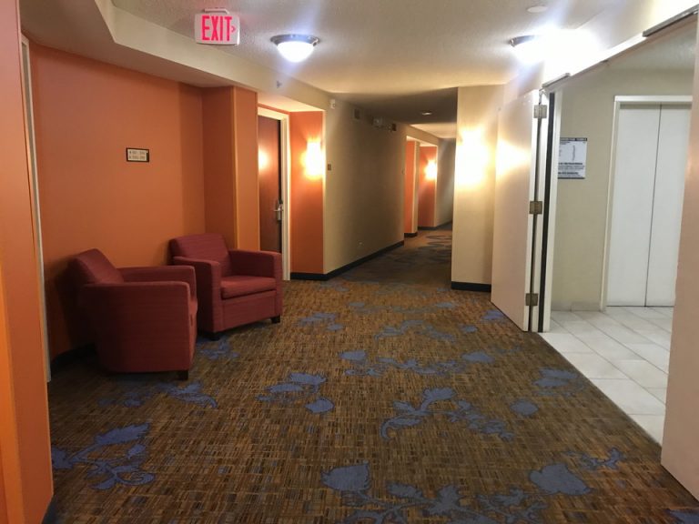 エレベーターホール前