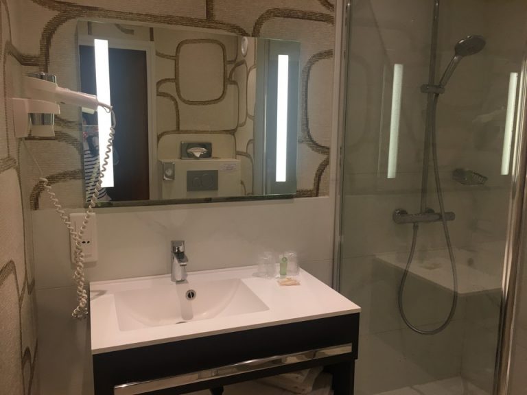 洗面台とシャワー室