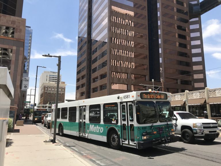 客室から見えていたバス停コミューターの駅は実際にこのような感じ