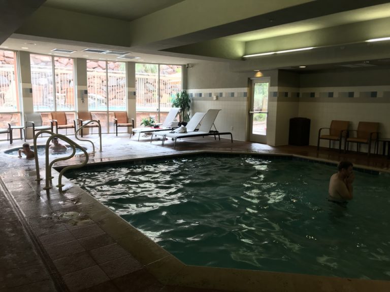 朝起きてインドアプールを見に足を運ぶと既にあそんでいるキッズがいました