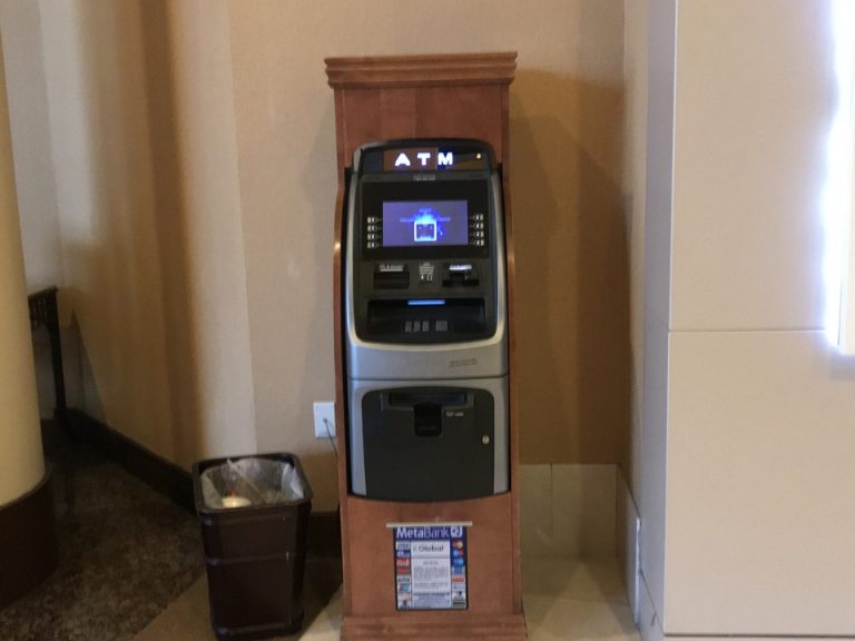 ATMを2カ所見かけました