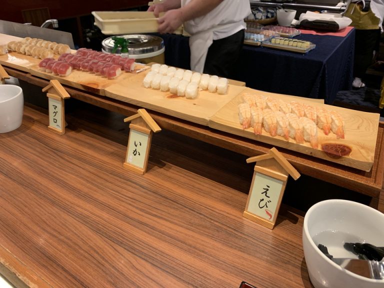 寿司コーナーのえび、いか、マグロです。