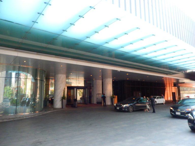 正面エントランス