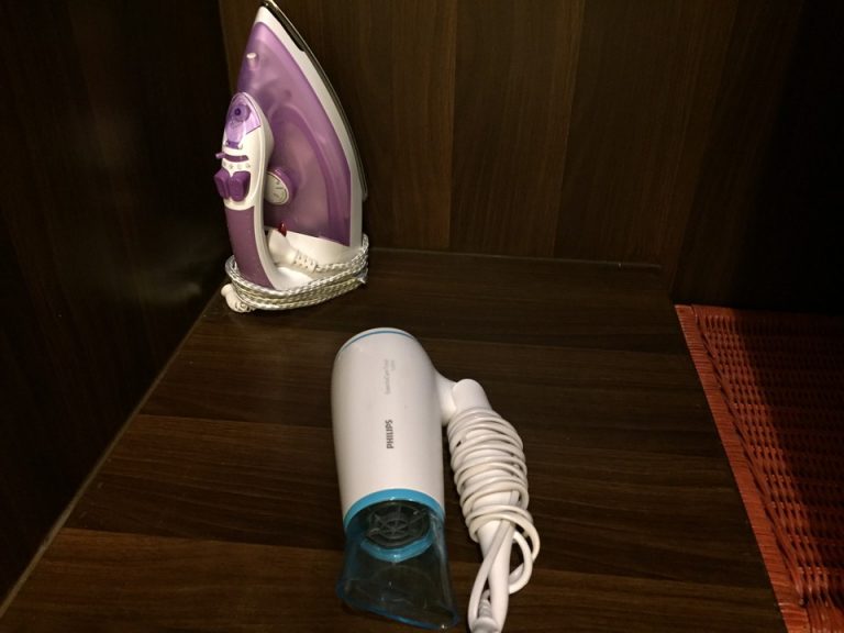 ドライヤーとアイロン(クローゼット内)