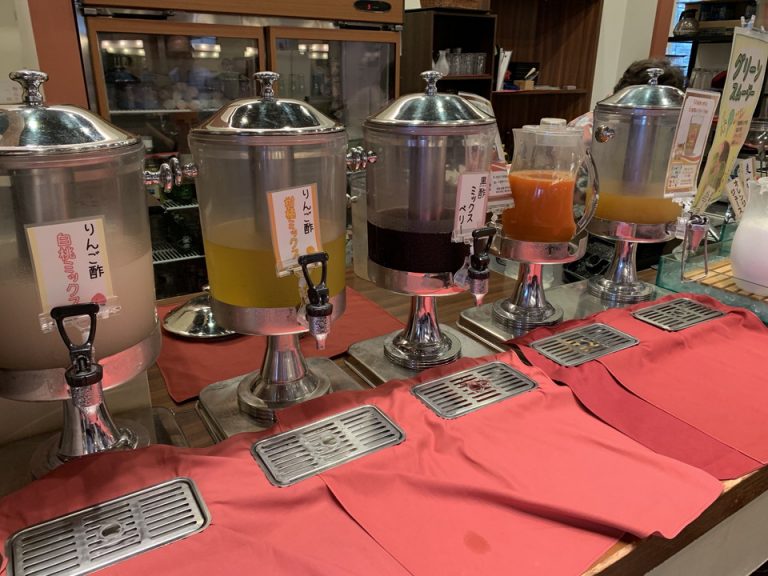 ドリンクコーナーには、ミックスジュース、黒酢ミックスベリー、りんご酢柑橘ミックス、りんご酢白桃ミックスがありました。