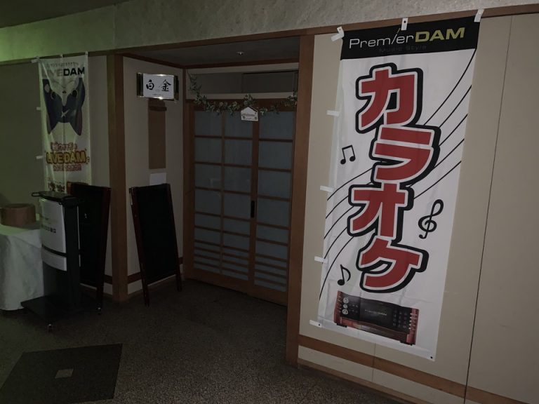 カラオケルームの入口です。