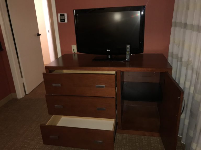 リビングルーム引き出しとTV