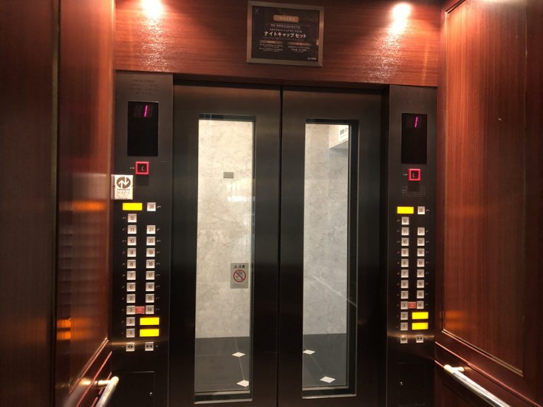 エレベーター内観(1)