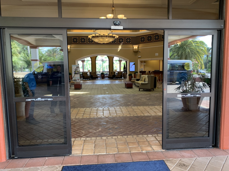 エントランス外観2