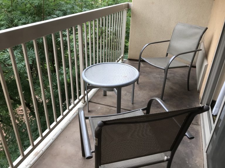 朝起きてカーテンを開けてびっくり。バルコニーが付いていた