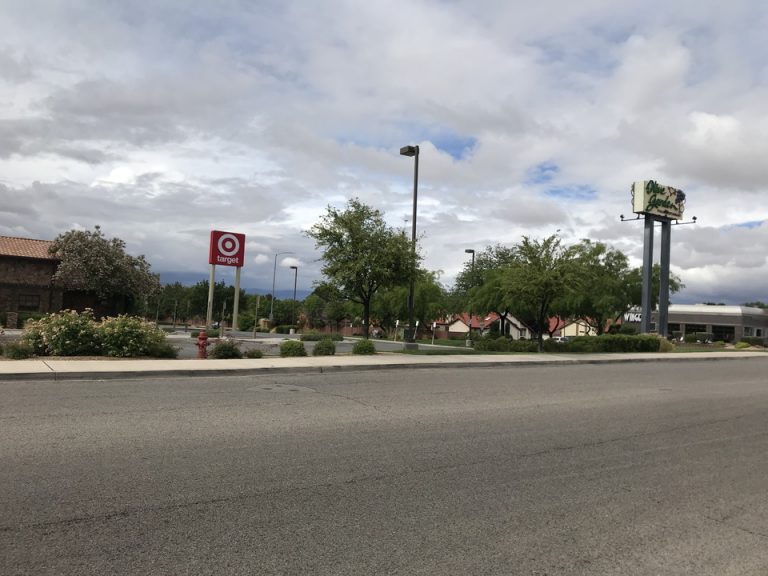 ホテルをでてすぐショッピングセンターにオリーブガーデン(イタリアンレストラン)もあり便利です