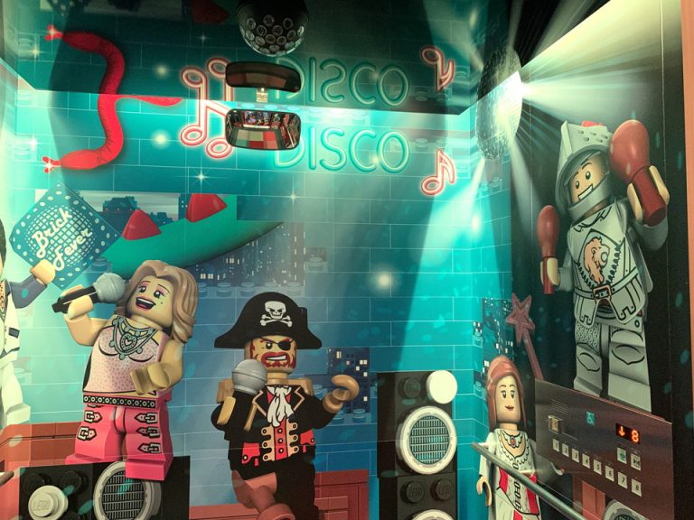 エレベーター内観 ミラーボールがあり、ディスコに変身します