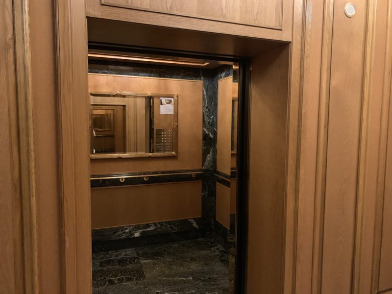 エレベーター内観