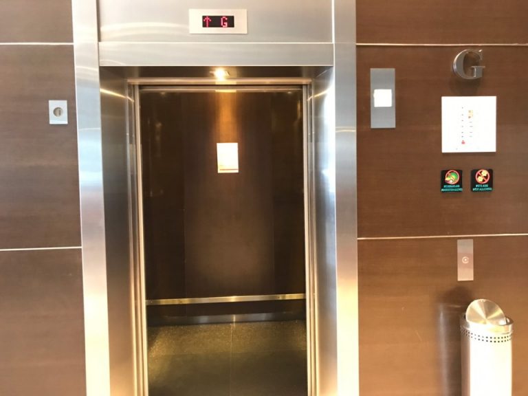 エレベーター内観