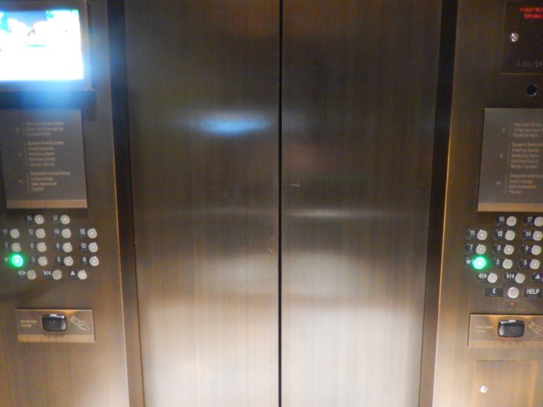 エレベーター内観