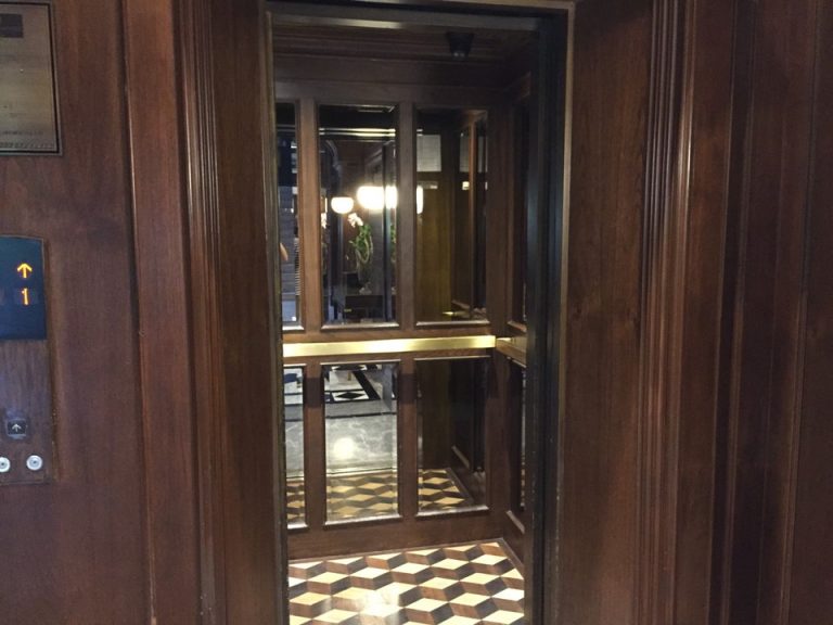 エレベーター内観