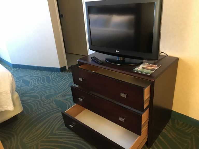 テレビはベッドルームとリビングの中間にありました