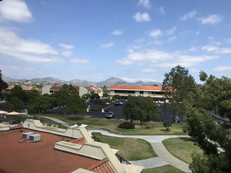 寝室が窓から景色