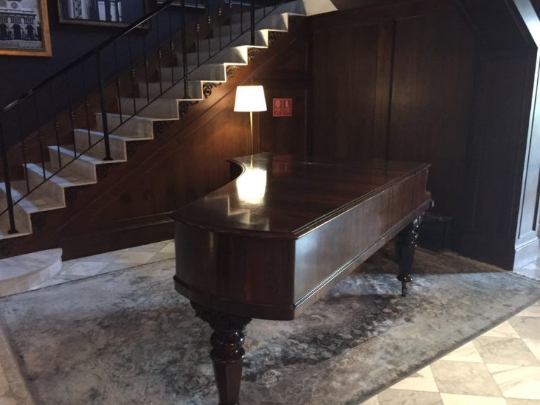 ロビーピアノ