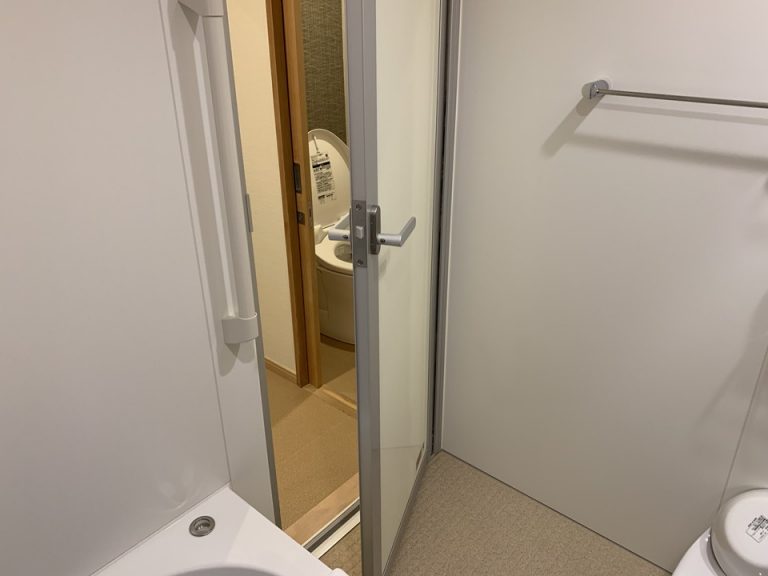 バスルーム内から入口方向です。