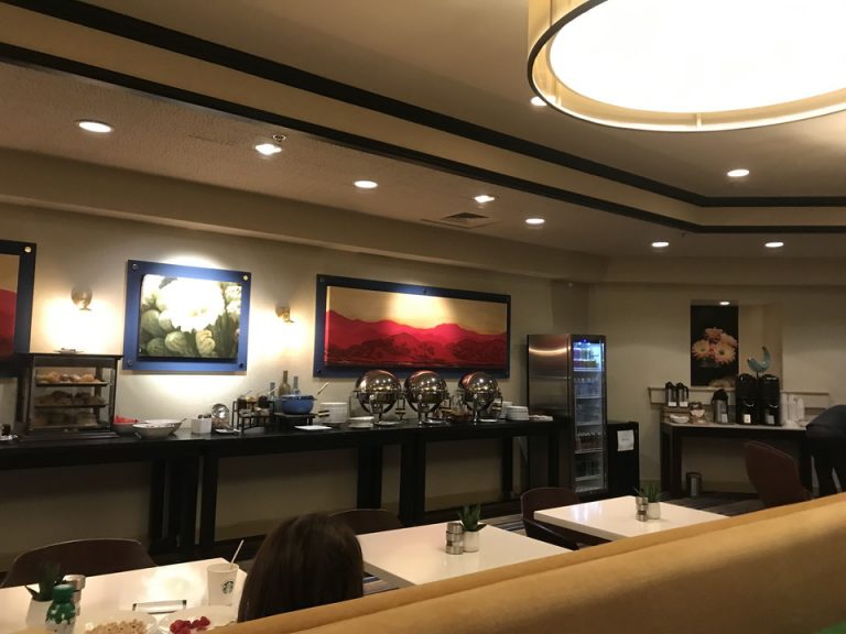 朝はブレックファースト昼はスナック夕方はホットミールレイトナイトはデザートと盛りだくさんサービス