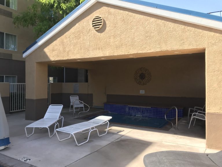 プールの奥にジャグジー