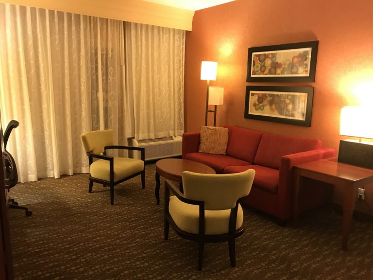 ソファーに椅子テーブル