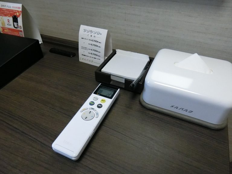 ティッシュ、メモ、電灯リモコン