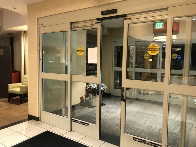 夜はキーアクセスになっています。がスタッフが常にフロントに居て都度あけてくれます