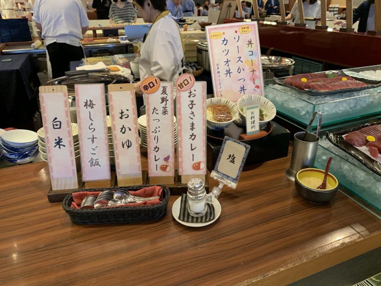 ご飯のコーナーには、白米、梅しらすご飯、おかゆ、夏野菜たっぷりカレー、お子さまカレー、ソースかつ丼、カツオ丼がありました。