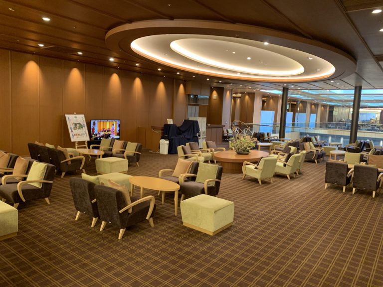 ロビーラウンジです。ここにはコーヒーやジュースなどのフリードリンクと氷のディスペンサーがあります。