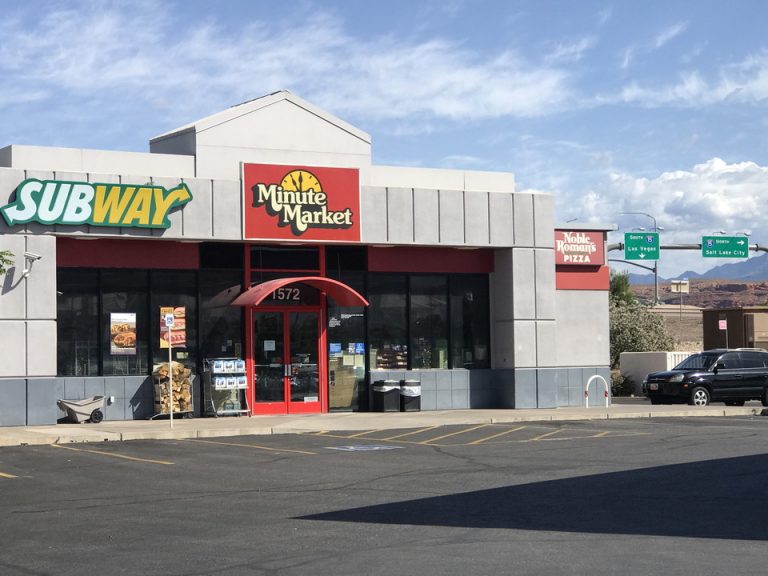 ホテル横のコンビニ兼ガソリンスタンド。サブウェイもありました。