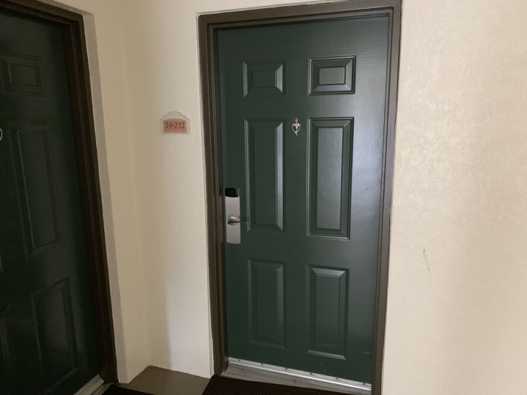 客室入口外観ドア