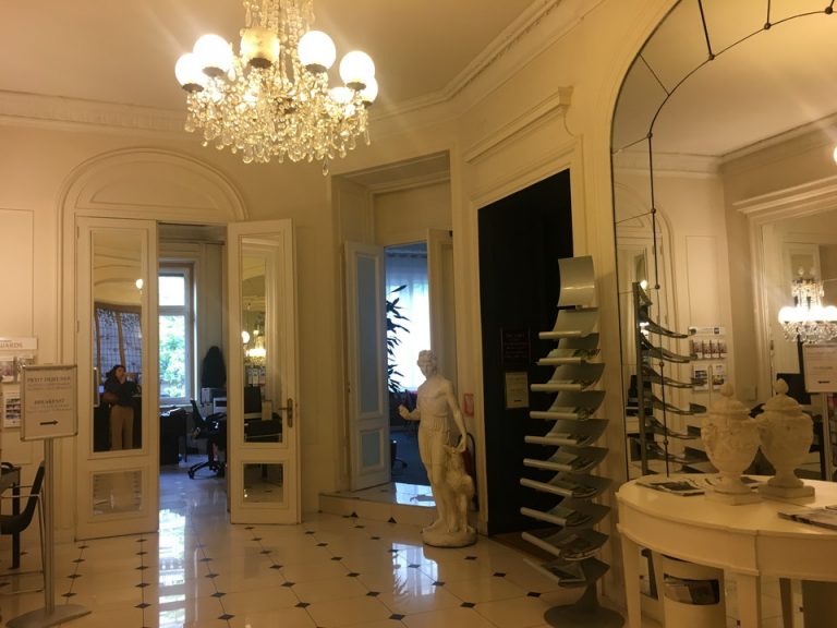 フロント前ロビー