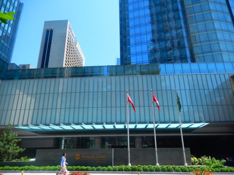 建物全体(正面入口側)