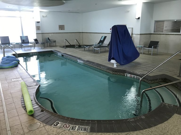 プールはインドアになっていました。